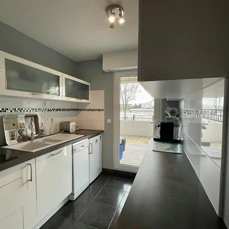 50 M At Lakefront With Garden Balcony