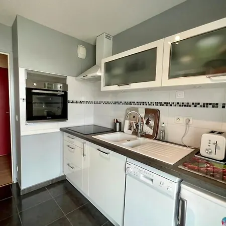 Apartment 50 M At Lakefront With Garden Balcony